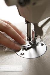 Приглашаем на постоянную работу - Швею (ремонт одежды,  меха и кожаных 